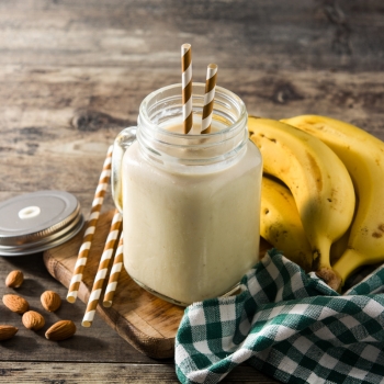 Śniadaniowe smoothie z imbirem, tulsi i kurkumą
